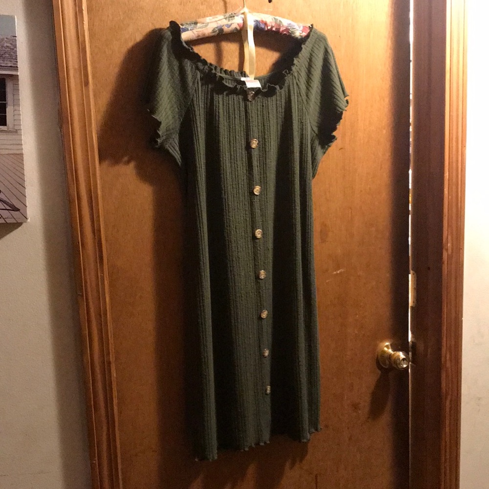 Short sleeve dress says it’s a xxxlarge but It could fit someone smaller